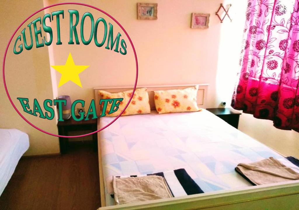 
A bed or beds in a room at East Gate Guest Rooms
