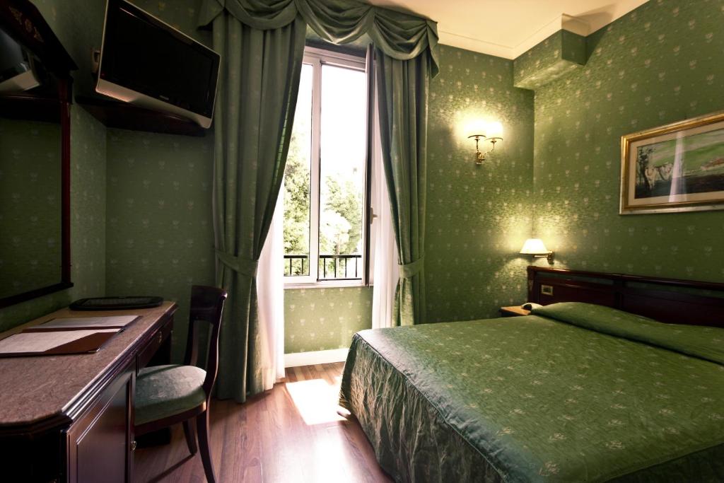 Postel nebo postele na pokoji v ubytování Gambrinus Hotel