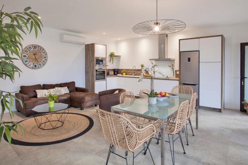 Kuchyň nebo kuchyňský kout v ubytování Palmier appartement de vacances 3 chambres piscine commune chauffée