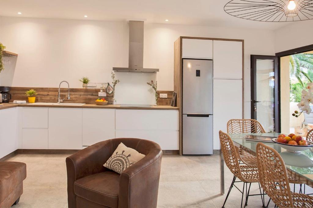 Kuchyň nebo kuchyňský kout v ubytování Palmier appartement de vacances 3 chambres piscine commune chauffée