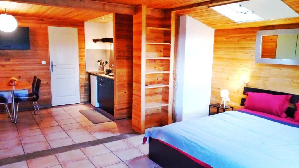 Postel nebo postele na pokoji v ubytování Studio 32m2 - dans propriété avec vue imprenable sur le Lac du Salagou