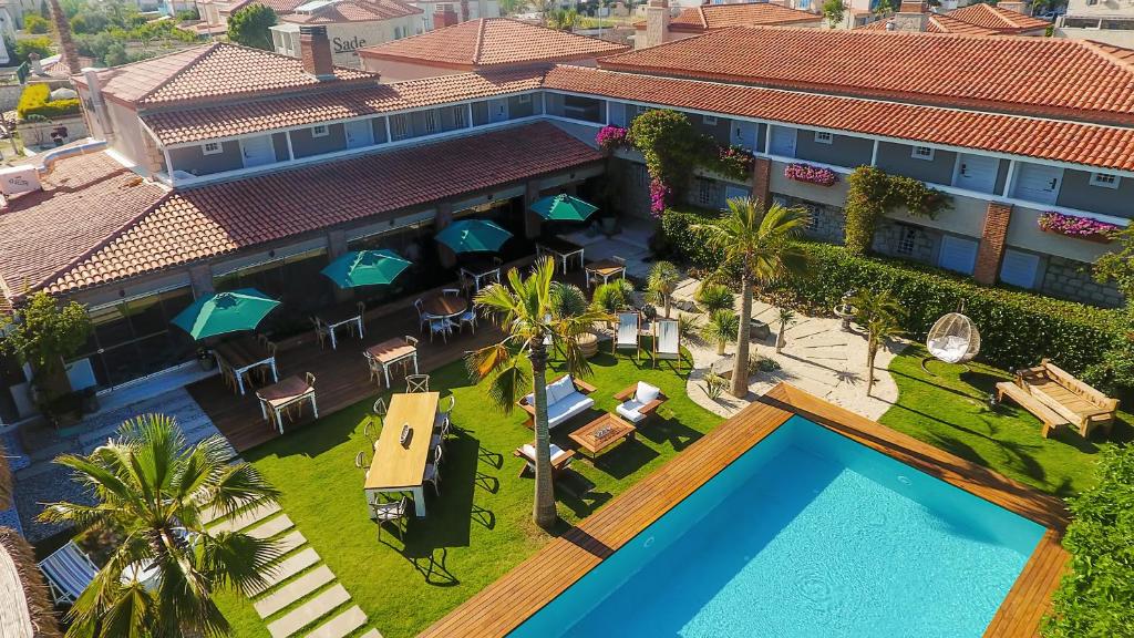 una vista aérea de un complejo con piscina en Cadde 75 Luxury Hotel - Alaçatı, en Alacati