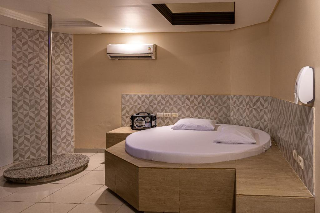 ein Schlafzimmer mit einem Bett und einer Dusche in der Unterkunft Fada Hotel - Motel Adults Only in Recife