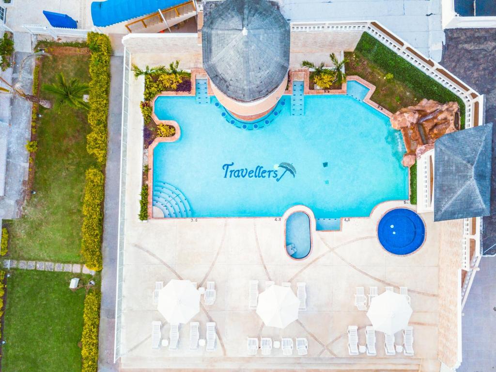Bazén v ubytování Travellers Beach Resort nebo v jeho okolí