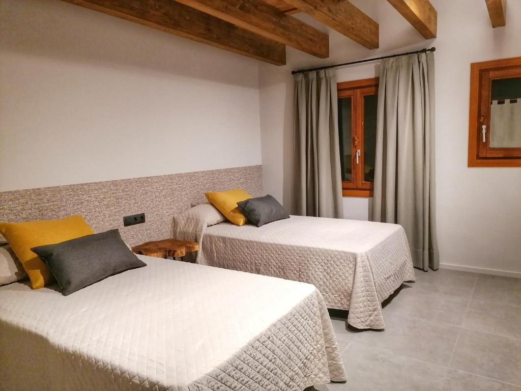 Postel nebo postele na pokoji v ubytování Apartament "El Castell" Casa Rural Cal Rialla