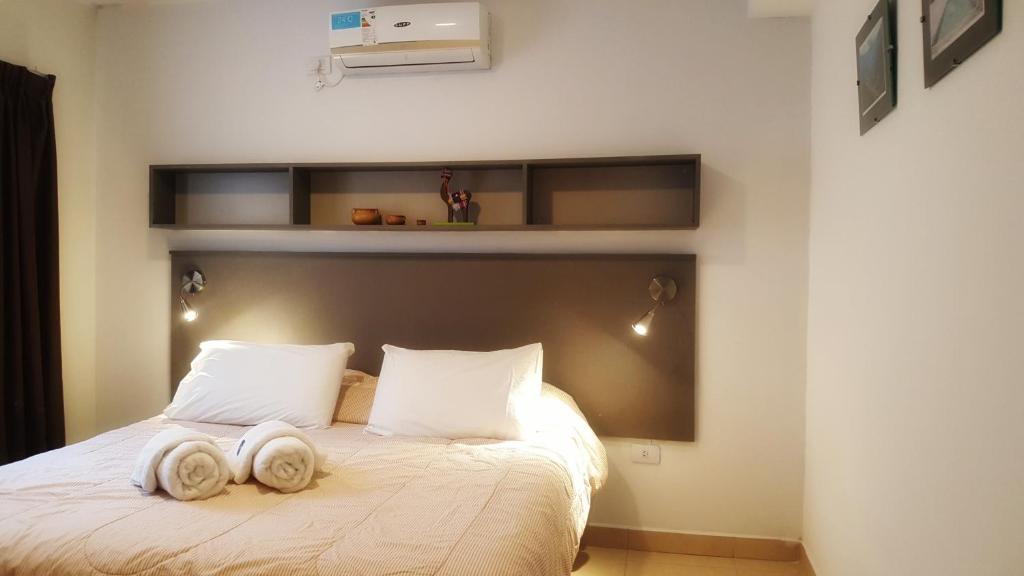 um quarto com uma cama com duas toalhas em - Puna - Depto para 4- Nuevo y comodo a 5 min del centro em Salta