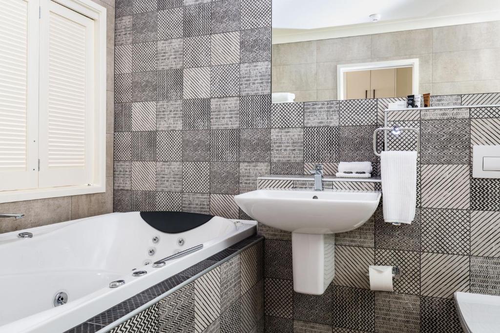 Pebble Beach Motor Inn - Resim 17