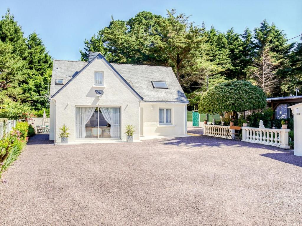 a white house with a fence and a driveway at Holiday home in Brittany near the sea in Pénestin