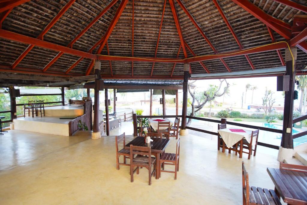 Restaurace v ubytování Tanaosri Resort Pranburi