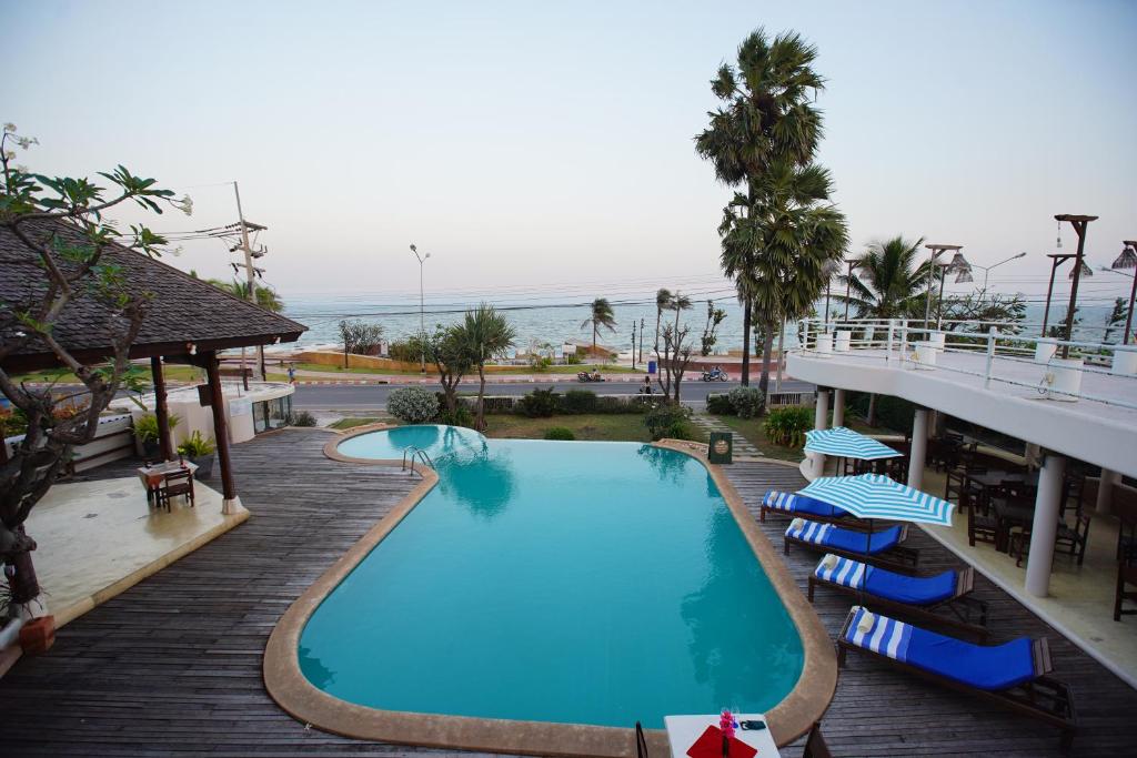 Bazén v ubytování Tanaosri Resort Pranburi nebo v jeho okolí