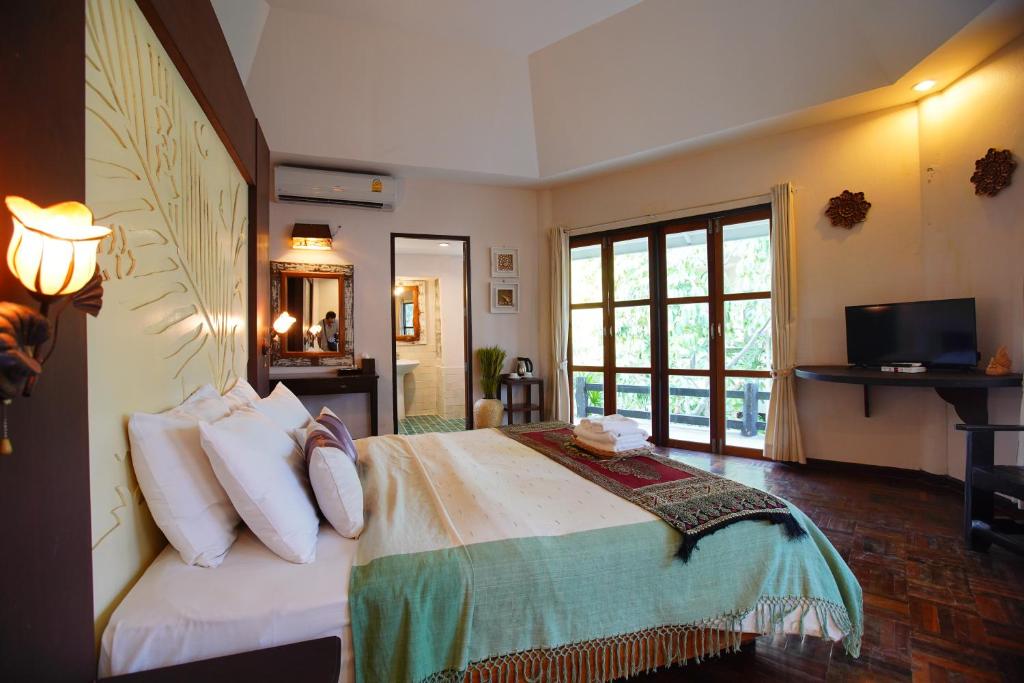 Postel nebo postele na pokoji v ubytování Tanaosri Resort Pranburi