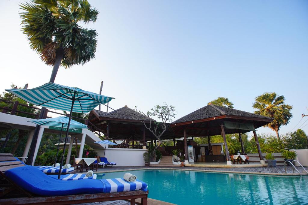 Bazén v ubytování Tanaosri Resort Pranburi nebo v jeho okolí