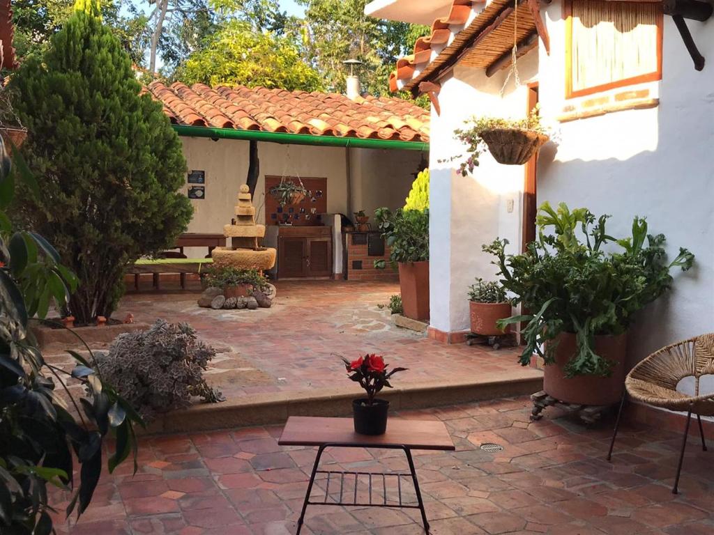 dziedziniec domu ze stołem i roślinami w obiekcie Mi Casa en Barichara w mieście Barichara