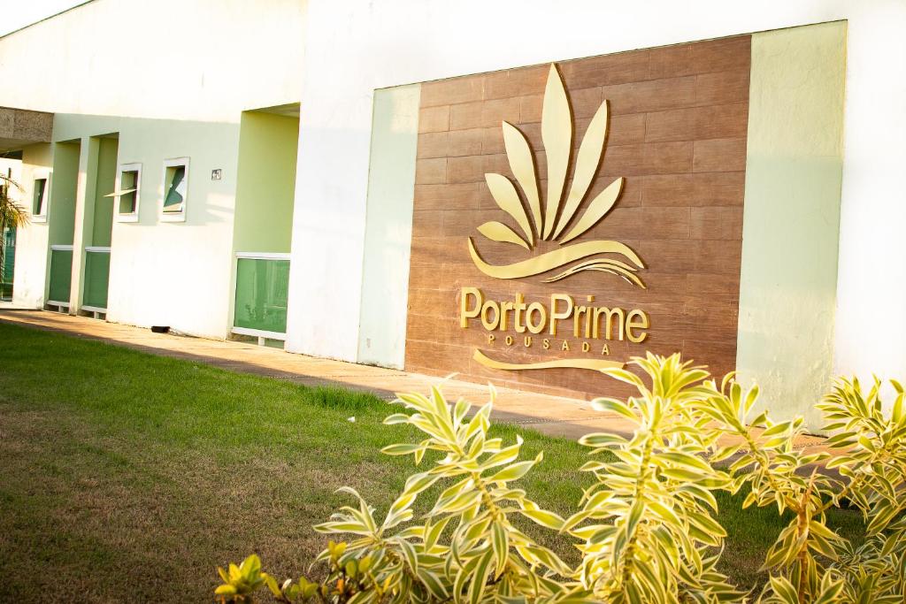 a sign for a pdq prime building at Pousada Porto Prime in São João da Barra