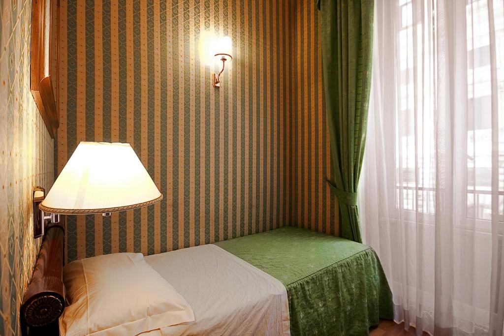Postel nebo postele na pokoji v ubytování Gambrinus Hotel