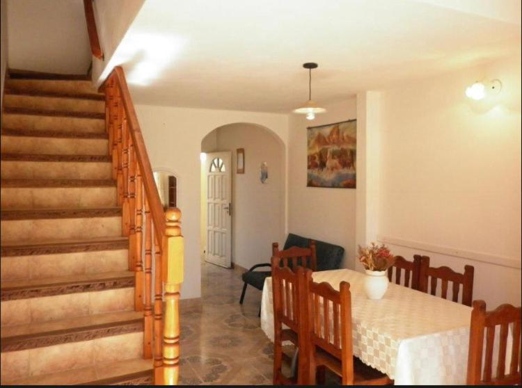 サンタ・テレシータにあるExcelente Duplex a 5 cuadras del mar con WiFi y TV Calle 36 y 6のテーブルと階段のあるリビングルーム