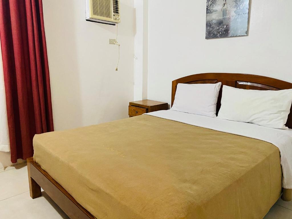 - une chambre avec un lit et un rideau rouge dans l'établissement Eriko's House, à Boracay