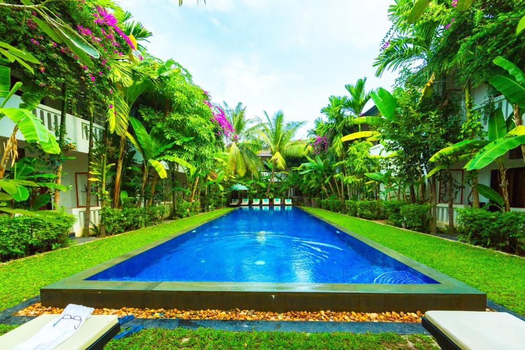 una piscina en el patio de una casa en La Residence WatBo Hotel, en Siem Reap