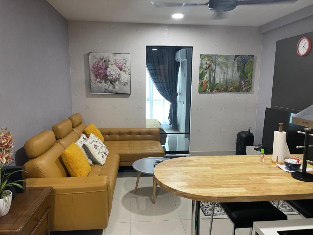 sala de estar con sofá y mesa en Studio Unit@ Ampang Ukay, en Ampang