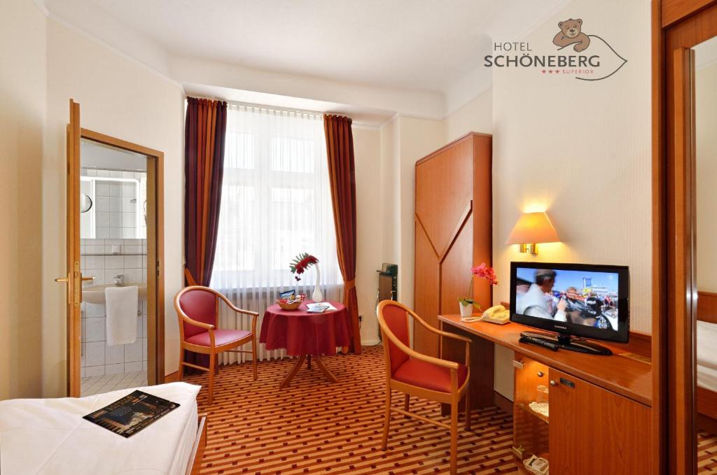 TV a/nebo společenská místnost v ubytování Hotel Schöneberg