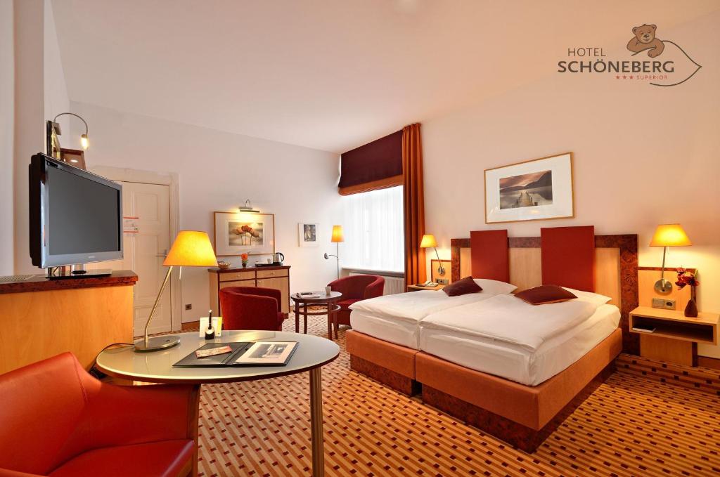 een hotelkamer met een bed en een televisie bij Hotel Schöneberg in Berlijn