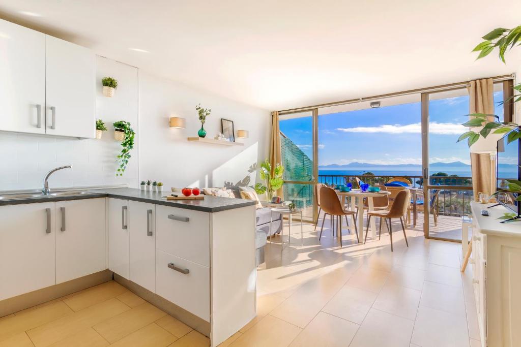 アルクーディアにあるApartment Alcudia Ocean Viewのキッチン、海の景色を望むダイニングルーム