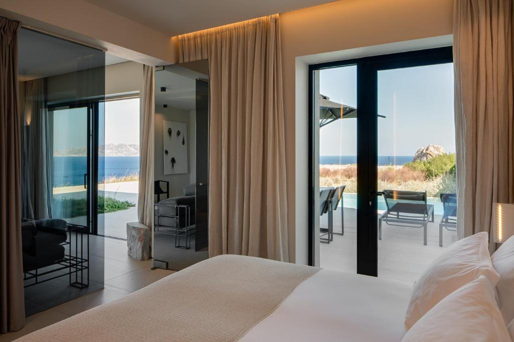 Postel nebo postele na pokoji v ubytování Milos Cove