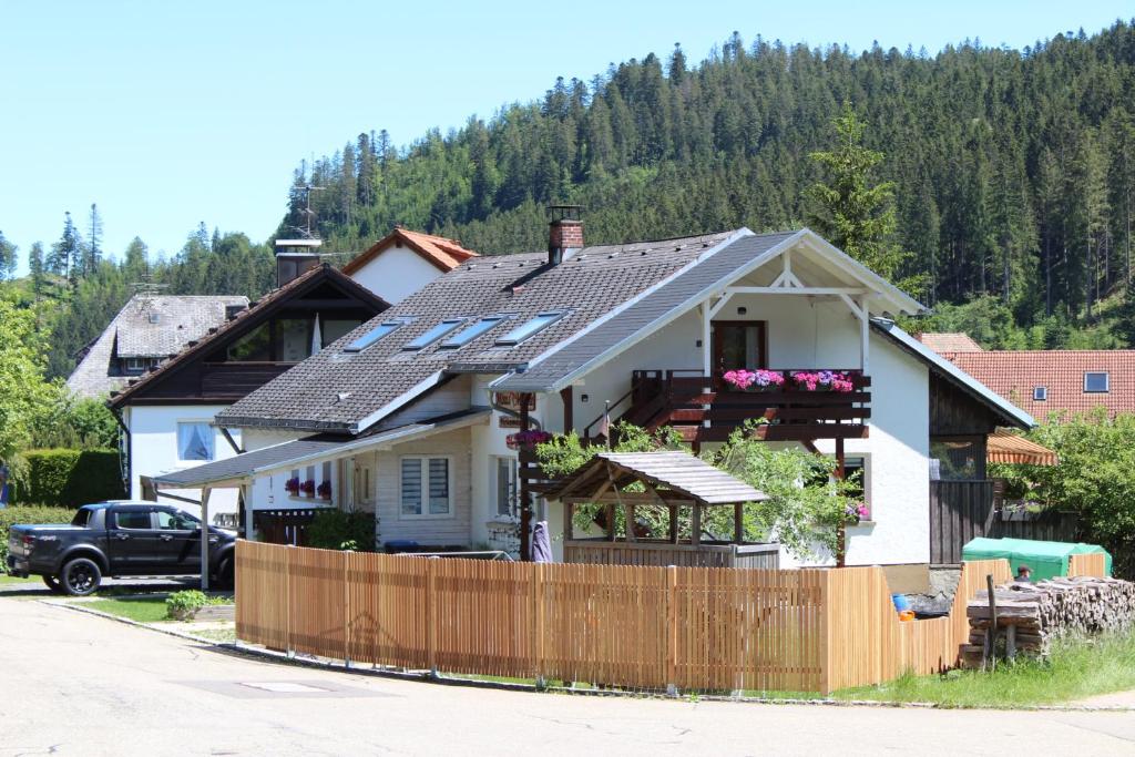 ein Haus mit Sonnenkollektoren darüber in der Unterkunft Ferienwohnung Haus Maria Schwarzwald in St. Blasien