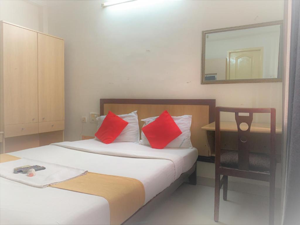 Postel nebo postele na pokoji v ubytování Hotel Half Moon Chennai