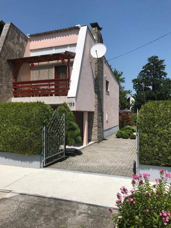 Budova, v ktorej sa dovolenkový dom nachádza