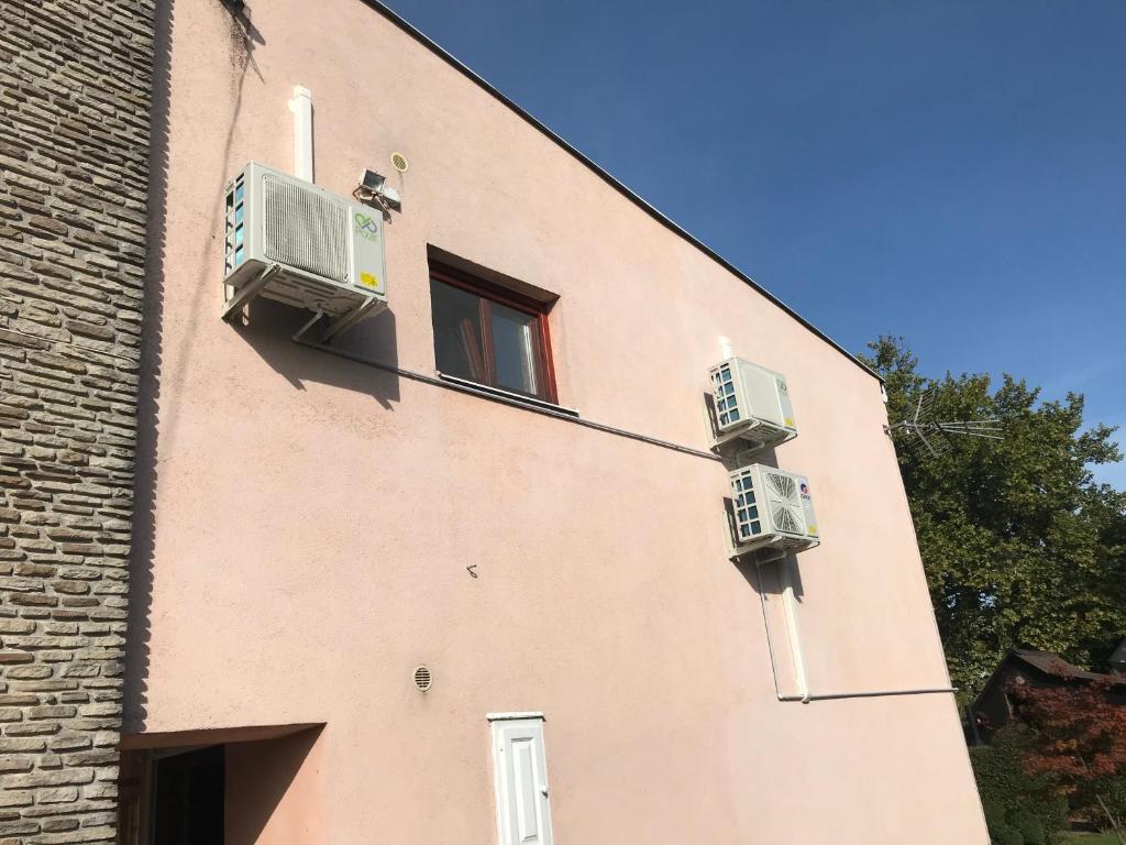 Budova, v ktorej sa dovolenkový dom nachádza