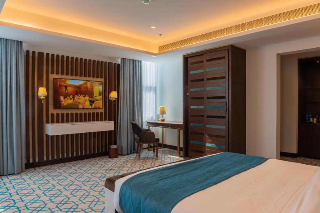 Postel nebo postele na pokoji v ubytování Royal Crown Hotel