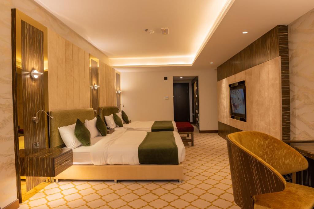 TV a/nebo společenská místnost v ubytování Royal Crown Hotel