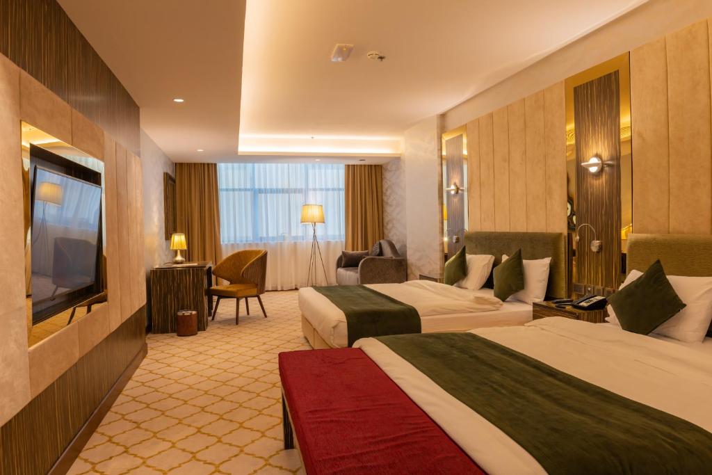 TV a/nebo společenská místnost v ubytování Royal Crown Hotel