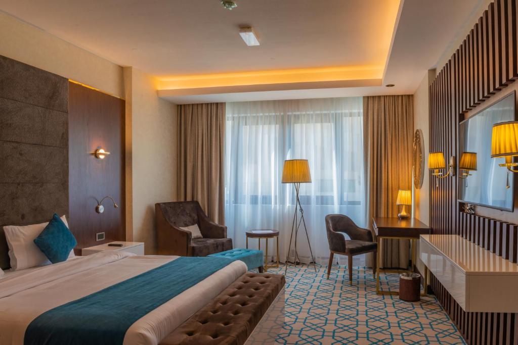 Postel nebo postele na pokoji v ubytování Royal Crown Hotel