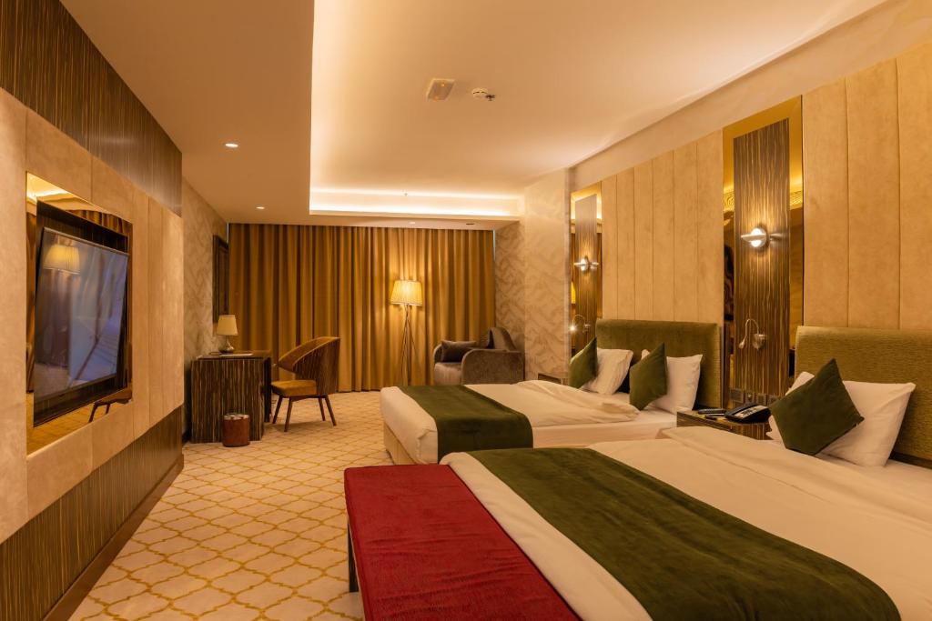 TV a/nebo společenská místnost v ubytování Royal Crown Hotel