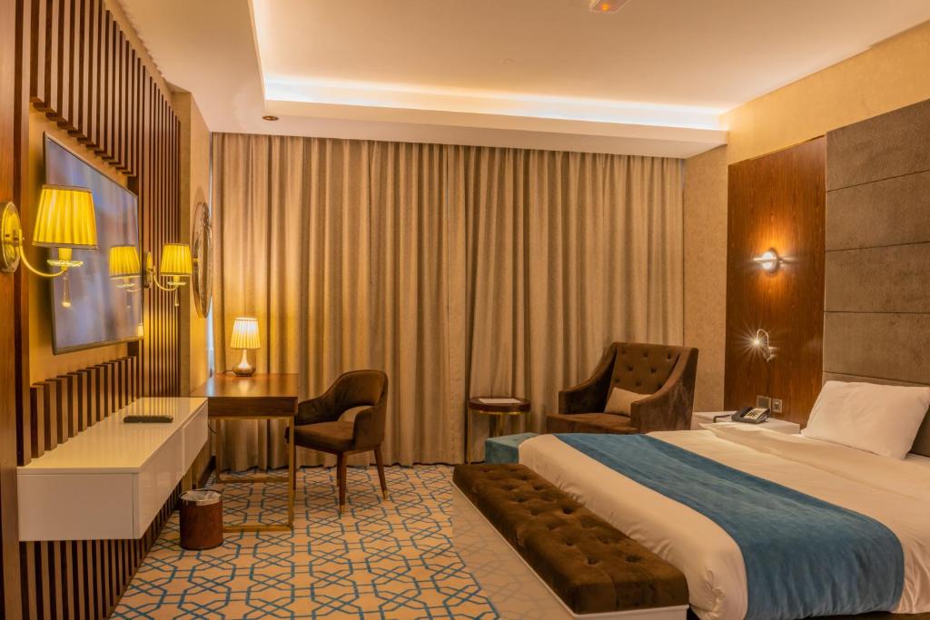 Postel nebo postele na pokoji v ubytování Royal Crown Hotel