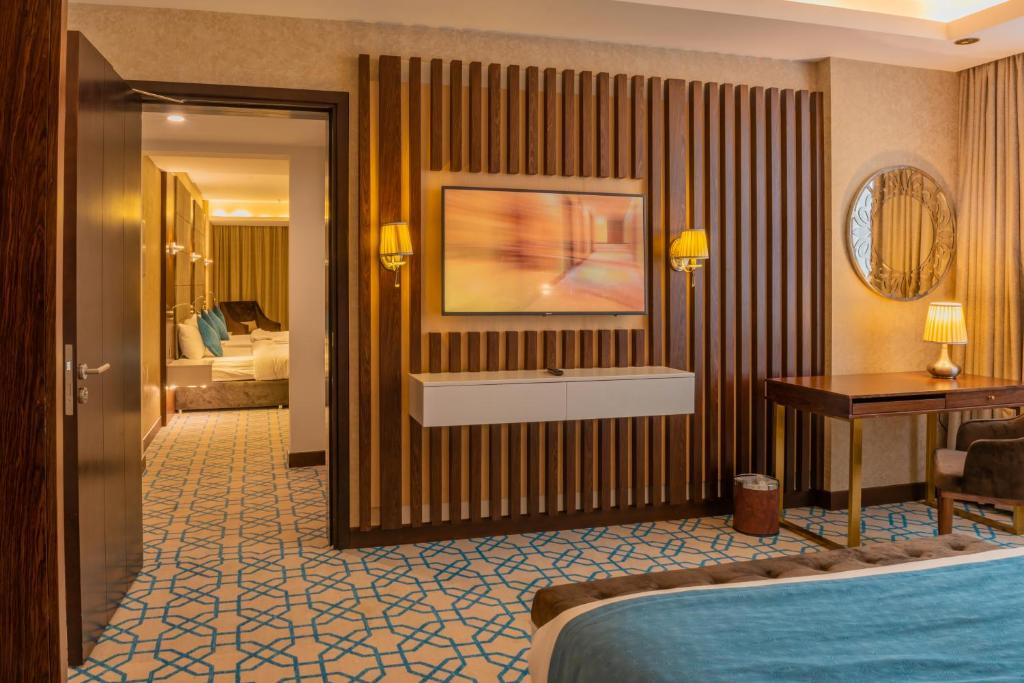 Postel nebo postele na pokoji v ubytování Royal Crown Hotel
