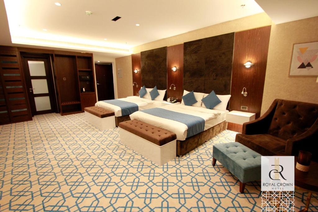 Postel nebo postele na pokoji v ubytování Royal Crown Hotel