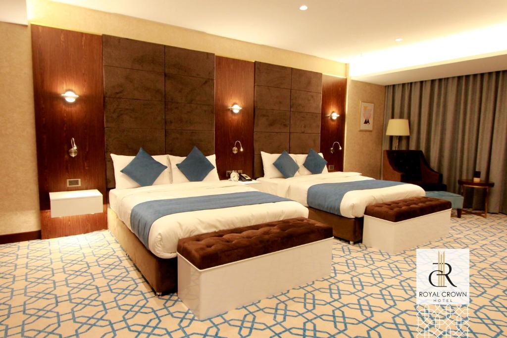 Postel nebo postele na pokoji v ubytování Royal Crown Hotel