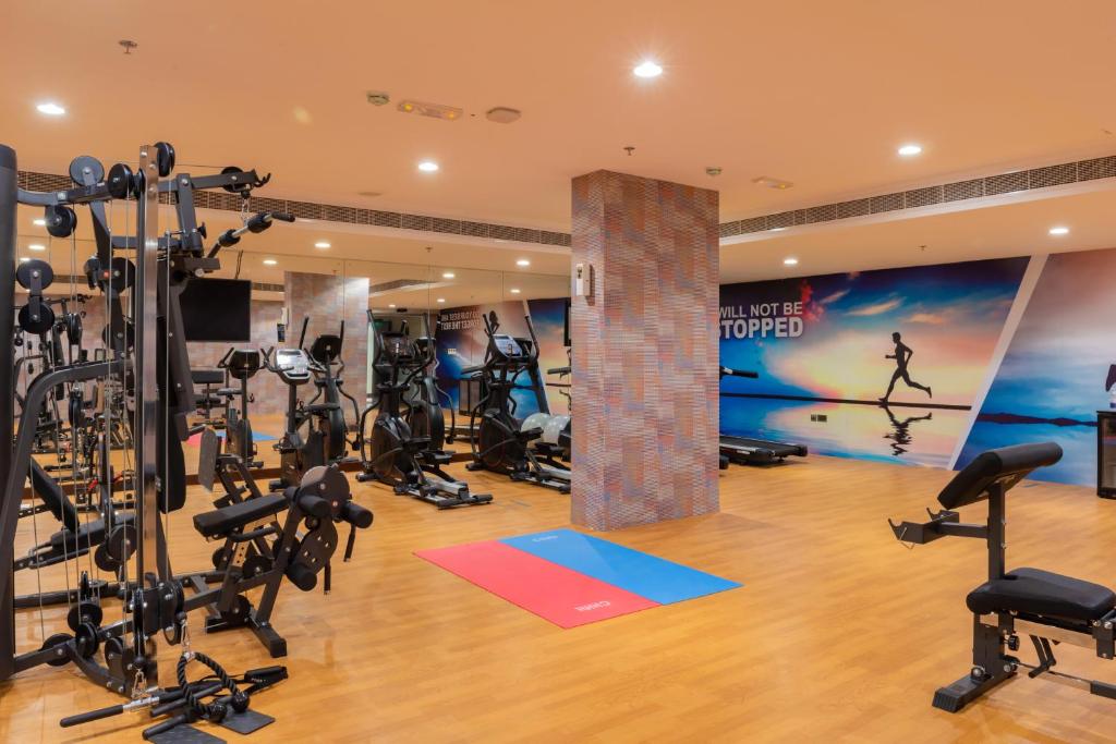 Fitness centrum a/nebo fitness zařízení v ubytování Royal Crown Hotel