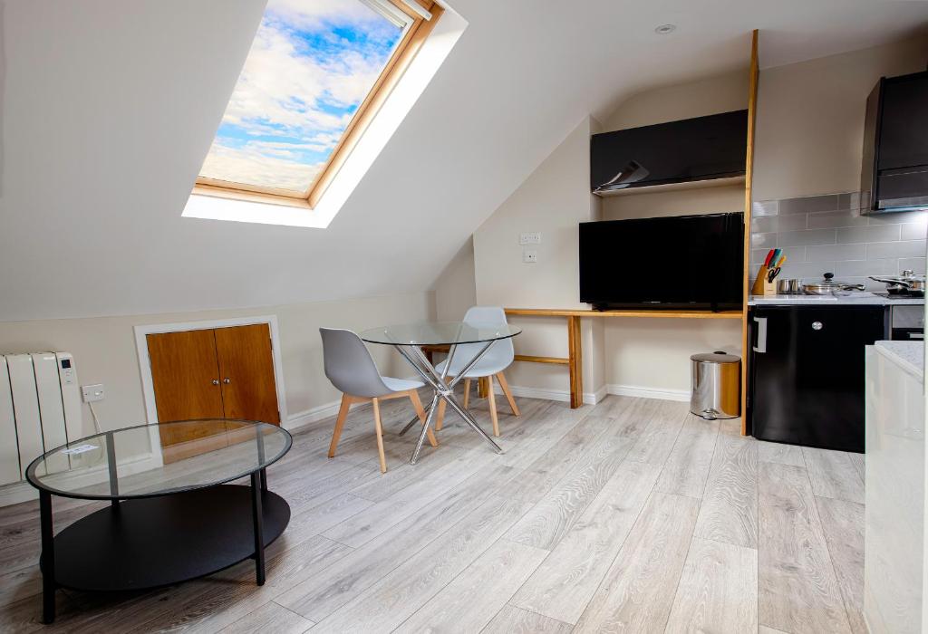 Televisor o centre d'entreteniment de Spacious New One Bed Flat in the Heart of Reading