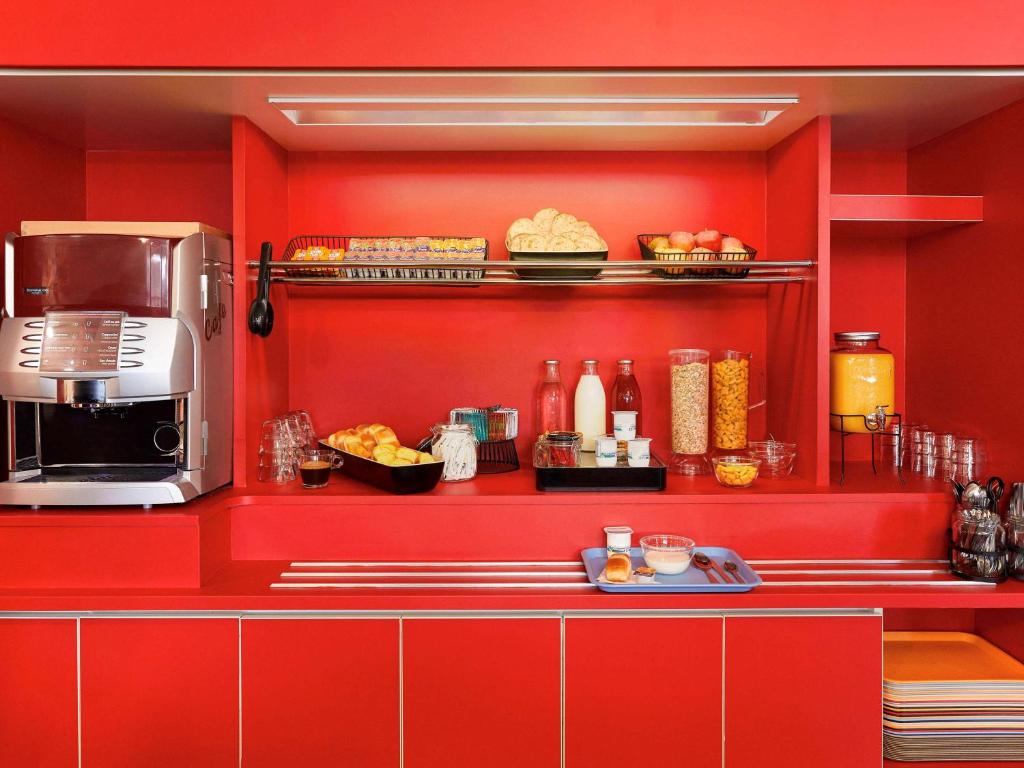 Cuisine ou kitchenette dans l'établissement HotelF1 Paris Saint Ouen Marché Aux Puces