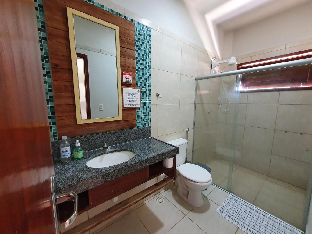 圣米格尔-杜斯米拉格里斯The Beach Hostel Milagres的浴室里有洗手池、马桶和镜子。