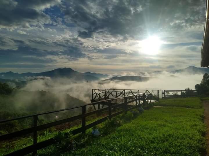 a view of a mountain with the sun in the clouds at Recanto das Estrelas in Aiuruoca