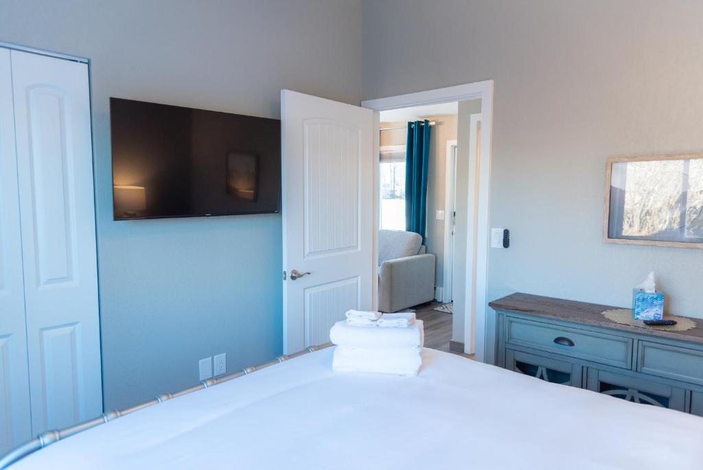 Postel nebo postele na pokoji v ubytování Colony Suites