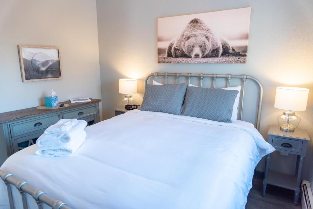 Postel nebo postele na pokoji v ubytování Colony Suites
