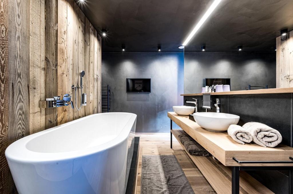 Koupelna v ubytování ALMMONTE PRÄCLARUM SUITES Design Hotel
