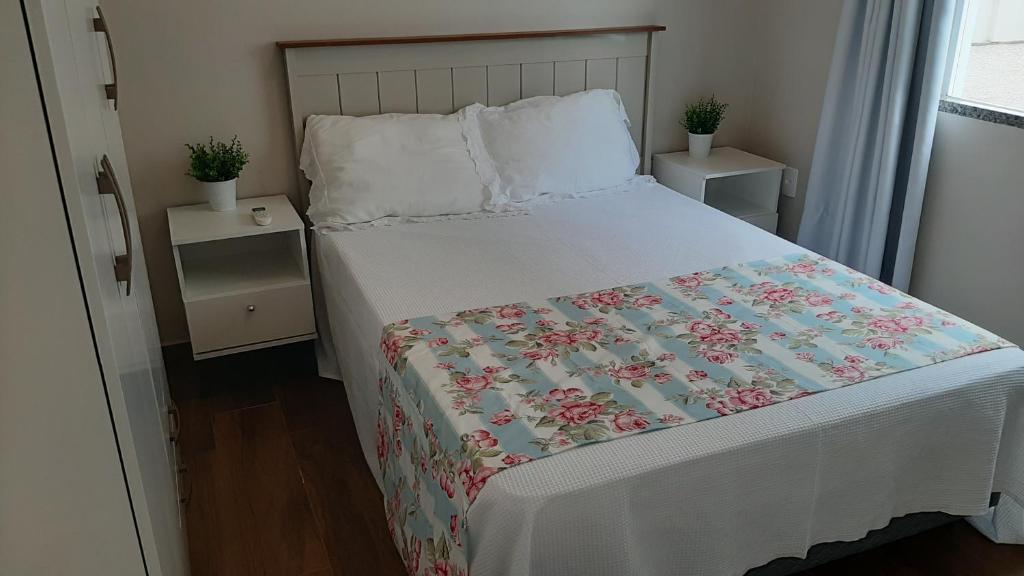 Un pat sau paturi într-o cameră la Apartamento inteiro e completo em Tijucas moderno e confortável