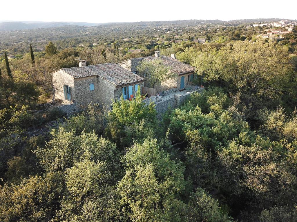 een luchtfoto van een huis in een veld bij Bastide au coeur du Lubéron in Gordes